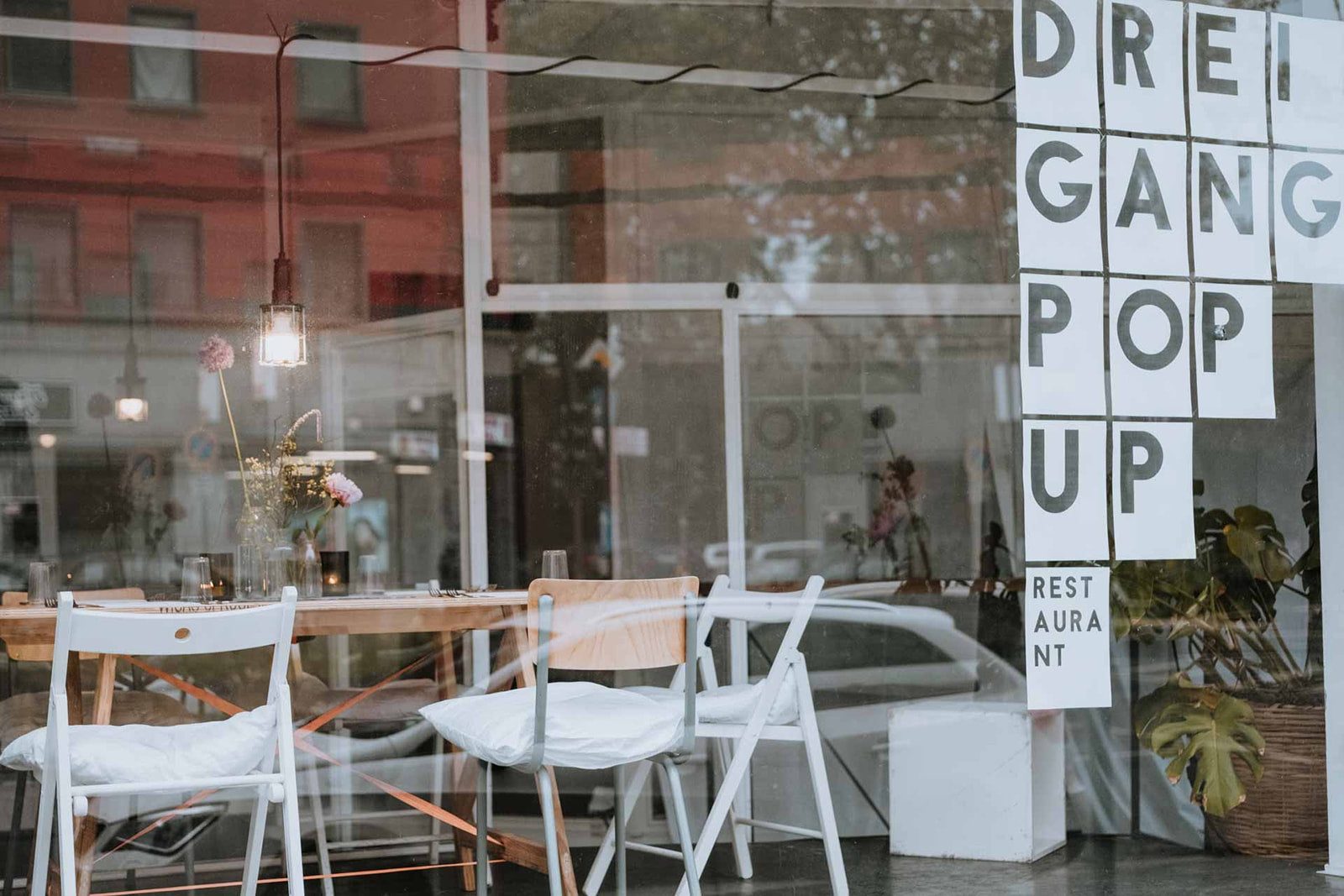 Ein Tisch mit Aussicht: Cosmaki schmückt das Dreigang Pop-Up im Greatlive Store